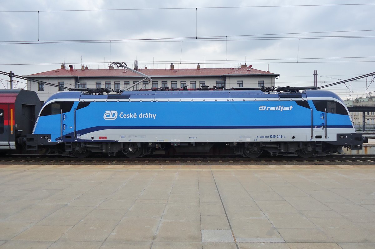 �BB 1216 249, gemietet von CD f�r RailJet-Dienste, steht am 2 J�nner 2017 in Praha hl.n.