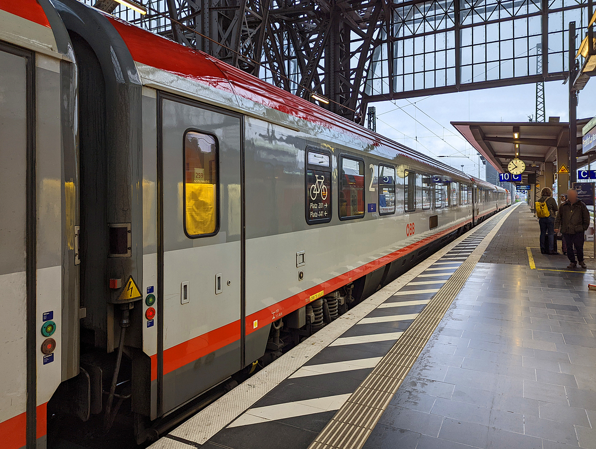 ÖBB 2. Klasse Großraumwagen der Bauart Bmpz 73 (ex Ampz), A-ÖBB 73 81 29-91 032-4 Bmpz, als Wagen Nr. 259 eingereiht in den EC 113 „Blauer Enzian“ (Frankfurt am Main Hbf - Klagenfurt Hbf), am 10.09.2022 im Hbf Frankfurt am Main. 

Diese vierachsigen 2. Klasse Eurofima-Wagen (UIC-Typ Z1) Bmpz 29-91 (Druckertüchtigte Ausführung) sind seit 1991 bei den OBB in Betrieb und werden für den Fernverkehr auf allen europäischen Normalspurstrecken eingesetzt. Die Wagen wurden zwischen 2002 und 2008 modernisiert

TECHNISCHE DATEN: 
Hersteller: Jenbacher Werke oder SGP Simmering (Anfang der 1990er)
Spurweite: 1.435 mm 
Länge über Puffer:  26 400 mm
Drehzapfenabstand:  19.000 mm
Achsstand:  21.500 mm
Achsstand im Drehgestell:  2.500 mm
Drehgestellbauart: SGP-300 R
Leergewicht: 50 t
Höchstgeschwindigkeit:  200 km/h
Sitzplätze: 74 (in der 2. Klasse)
Abteile:  2 vollklimatisierte Großraum-Abteile
Fahrradstellplätze: 2
Toiletten: 2 (geschlossenes System)
Bremse: O-PR-Mg
