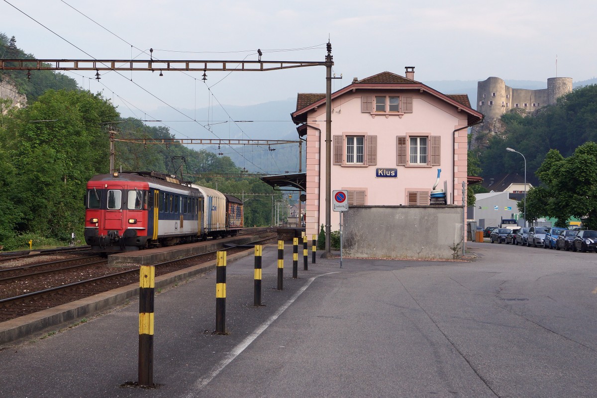 OeBB: Am 11. Juni 2015 gelangte der RBe 4/4 206 (ehemals SBB) im Güterverkehr zum Einsatz. Auf der Station Klus wartet er eine Zugskreuzung mit dem Regionalzug ab.
Foto: Walter Ruetsch