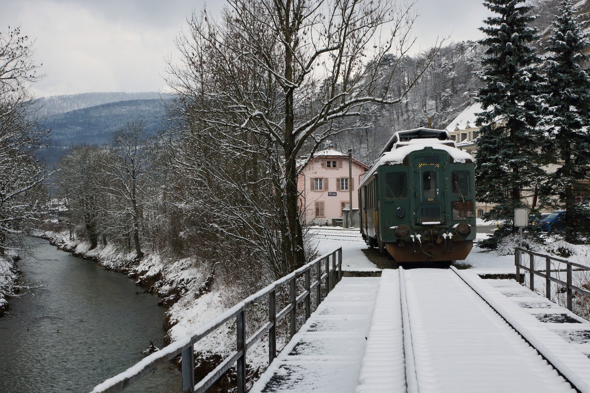 OeBB: Ausrangierte Triebzüge warten auf den Abstellgeleisen in der Klus bei Balsthal ihr weiteres Schicksal ab. In winterlicher Stimmung aufgenommen wurden am 16. Januar 2016 der RBe 4/4 205-Pendel und der BDe 4/4 651 (beide ehemals SBB).
Foto: Walter Ruetsch