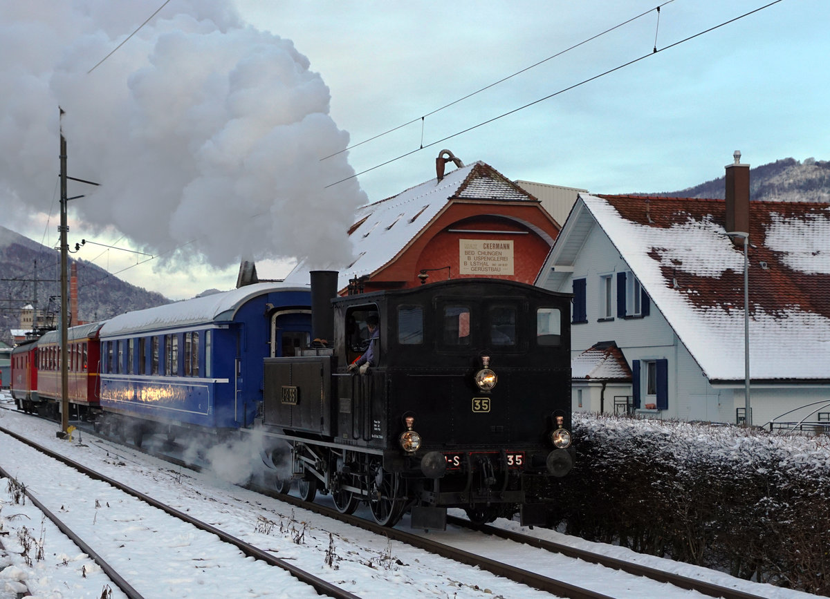 OeBB: Dampffahrt Balsthal-Olten der Oensingen Balsthal Bahn mit der Eb 2/4 35, 2 Salonwagen und der Re 4/4 I 10009 vom 1. Dezember 2017.
Bei Balsthal.
Foto: Walter Ruetsch 