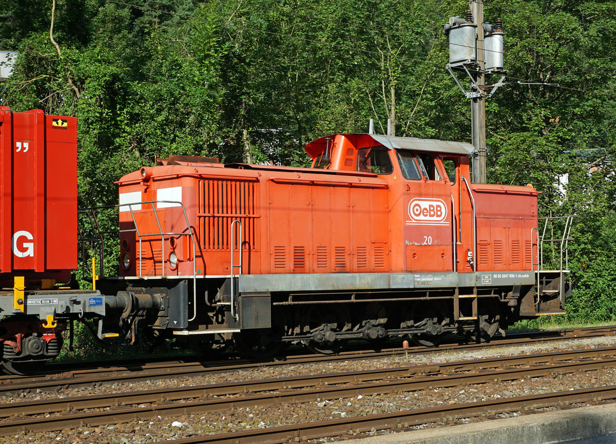 OeBB: In einem Umkreis von nur 5 Kilometer k�nnen im Kanton Solothurn noch t�glich drei Diesellokomotiven aus Deutschland im Einsatz fotografiert werden.
Die Em 4/4 20 (Seite Oensingen) mit einem Kehrichtzug in der Klus bei Balsthal am 18. Juli 2017.
Foto: Walter Ruetsch