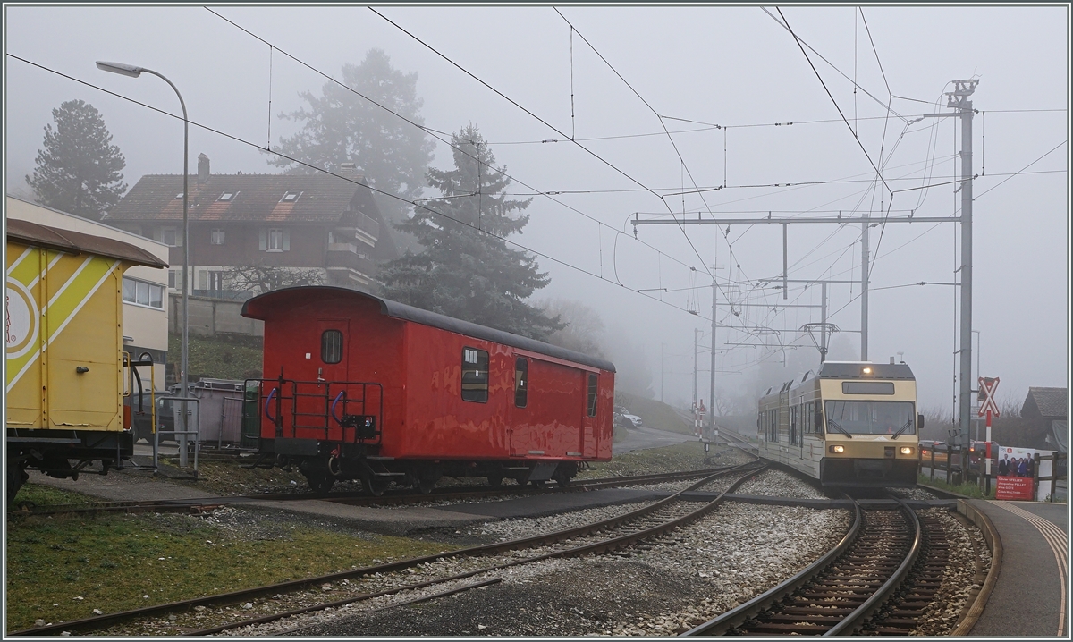 Passt in die Narrenzeit: die MOB in red!
In Fontanivent steht ein neu lackierter, roter Wagen, jedoch ohne Anschriften. 
Vielleicht weis jemand mehr dazu.
5. Feb. 2016