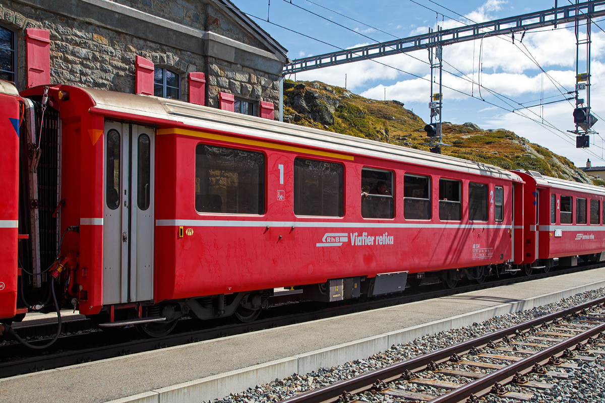 Personenwagen RhB AB 1541 ein verk�rzter 1./2.Klasse Einheitswagen I (EW I) mit Aluminiumwagenkasten am 13.09.2017 in der Station Ospizio Bernina im Zugverbund.

Mit mehr als 100 Fahrzeugen bilden die als Einheitswagen I bezeichneten Personenwagen bis heute die gr��te Serie im Rollmaterialbestand der RhB. Das Fahrzeugkonzept wurde Anfang der sechziger Jahre in enger Zusammenarbeit zwischen Industrie und RhB entwickelt. Als Neuheit galten damals die Einstiegsbereiche mit WC und Stauraum f�r sperriges Gep�ck an den Wagen�berg�ngen. Folglich weicht das Konzept deutlich von den Mitteleinstiegswagen aus den vierziger Jahren ab.

Die ersten von FFA und SIG gebauten Einheitswagen I wurden Ende 1963 in Betrieb genommen. In einem Zeitraum von etwa zehn Jahren wuchs der Bestand an EW I kontinuierlich. Neben den 18,42 m langen Wagen, die haupts�chlich auf dem Stammnetz eingesetzt werden, kamen auch Sonderbauformen mit Aluminiumwagenkasten hinzu. Zu diesen z�hlen beispielsweise diese auf 14,91 m verk�rzten Fahrzeuge f�r den Einsatz auf der Berninabahn (wegen zum Teil sehr engen Kurvenradien).


TECHNISCHE DATEN:
Baujahr und Hersteller: 1968 / Flug- und Fahrzeugwerke Altenrhein AG (FFA)
Spurweite: 1.000 mm
Anzahl der Achsen: 4
L�nge �ber Puffer: 14.910 mm
Drehgestellart: SWP 68
Sitzpl�tze: 12 (1.Klasse) / 30 (2.Klasse)
Eigengewicht: 14,0 t
Max. Gesamtgewicht: 17 t
zul�ssige Geschwindigkeit: 90 km/h
Lauff�hig: StN (Stammnetz) / BB (Berniabahn) / MGB (Matterhorn Gotthard Bahn)