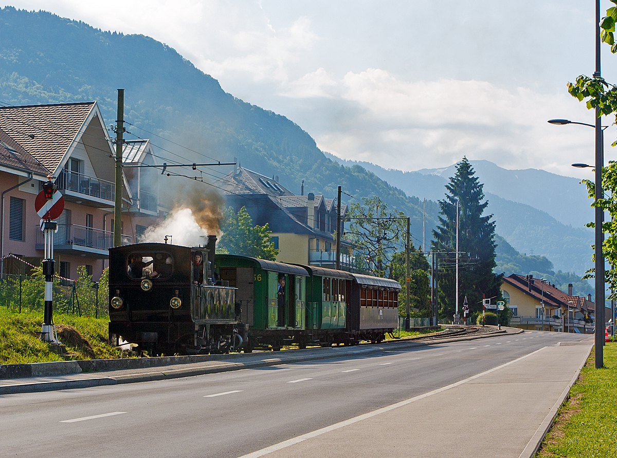 
Pfingstdampf Festival bei der Museumsbahn Blonay-Chamby: 
Die G 3/3 Dampftenderlokomotiven ex BAM Nr. 6 kommt 27. Mai 2012 mit ihrem Personenzug von Chamby in Blonay an, hier passiert sie gerade die Hipsche Wendescheibe vor dem Bf Blonay 