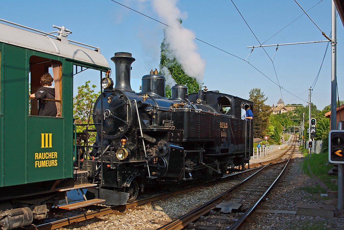 
Pfingstdampf Festival bei der Museumsbahn Blonay-Chamby - Die HG 3/4 Zahnraddampflok B.F.D.  N° 3  (Brig–Furka–Disentis-Bahn) fährt mit Ihrem Zug am 27.05.2012 vom Bahnhof Blonay weiter nach Vevey hinab. 
Im Hintergrund das Schloss Blonay (Le château de Blonay).

Die Lok wurde 1913 von SLM unter der Fabriknummer 2317 gebaut. Insgesamt wurden zehn dieser Loks des Typs HG 3/4 ab 1913 durch die Brig–Furka–Disentis-Bahn beschafft. Die von der Schweizerischen Lokomotiv- und Maschinenfabrik Winterthur (SLM) gebauten Zahnradlokomotiven kamen nach ihrer Ausmusterung in der Schweiz auch in Frankreich und Vietnam zum Einsatz, diese hier kam 1969 zur Museumsbahn B-C. Bis heute sind vier Exemplare betriebsfähig erhalten, drei davon bei der Dampfbahn Furka-Bergstrecke (DFB). Weiterhin gingen Überreste der der Nr. 2 und 8 Vietnam wieder zur BFD. 