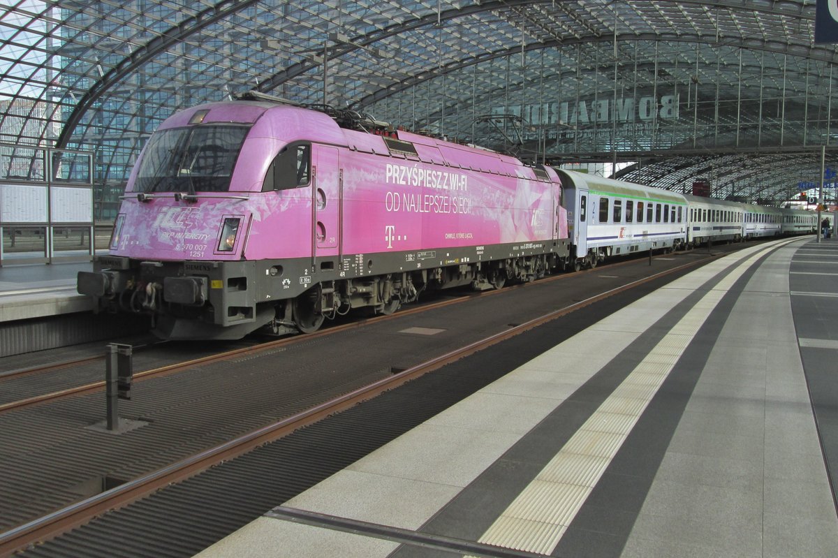 PKP 370 007 treft am 20 September 2016 in Berlin Hbf ein.
