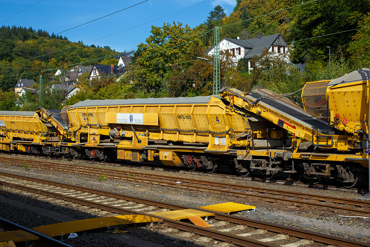 
Plasser & Theurer Materialförder- und Siloeinheit MFS 100, Nr. 4 der MGW Gleis- und Weichenbau-Gesellschaft mbH & Co. KG (Berlin), Schweres Nebenfahrzeug Nr. D-MGWB 99 80 9552 508-0 (ex  99 80 9552 508-0 D-BRS – Strabag Nr. 12), abgestellt im Zugverband mit der Bettungsreinigungsmaschine RM 95-800 W am 20.09.2020 in Dillenburg.

Die Einheit wurde 2010 von Plasser & Theurer unter der Fabriknummer 5431 gebaut.

Die MFS 100 und dienen zum Transport von Schotter, Abraum und Pufferspeicher bei der Bettungsreinigung bzw. Planumsverbesserung. Hauptvorteil ist der kontinuierliche Förder-, Speicher- und Entladevorgang. Eine Zusammenstellung von beliebig vielen MFS-Wagen zu einem Zug mit jeweils gewünschter Speicherkapazität ist möglich. Der Füllvorgang beginnt beim vordersten Wagen (in Arbeitsrichtung), die folgenden Wagen dienen als Förderstraße.
Eine gleichzeitige Entleerung aller MFS-Wagen durch Ausschwenken der Entladebänder ist möglich, zudem eine dosierte Entladung zum Nachbargleis (Baugleis).

TECHNISCHE DATEN:
Spurweite: 1.435 mm
Achsanzahl : 8 (in 2 Drehgestellen)
Länge über Puffer: 22.900 mm
Länge über Förderband: 26.750 mm
Drehzapfenabstand der Doppeldrehgestelle: 15.100 mm
Drehzapfenabstand der Einzeldrehgestelle: 3.900 mm Achsabstand der Einzeldrehgestelle: 1.500 mm
Höhe:  4.190 mm
Breite:  3.081 mm
Leergewicht: 60 t
Nutzlast:  84t (ab Streckenklasse D 4)
Raddurchmesser: 850 mm (neu)
Höchstgeschwindigkeit: 100 km/h (beladen / 120 km/h (leer)
Bremse: KP-GE 8x8´
Dieselmotor: wassergekühlter Deutz BF6M 1013 C (für Bandantrieb)
Motorleistung: 165 kW (224,5 PS) bei 2.300 U/min
Minimal befahrbarer Radius 120 m
Förderbandbreiten (Nutzbreite): ca. 1.920 mm 
Schwenkbereich Übergabebande + 47° / - 47°
Siloinhalt (theoretisch): 68 m³
Förderleistung max. (Materialabhängig): 700 bis 800 m³ /h Entladezeit: ca. 5 min 
Bandgeschwindigkeiten Containerband: 1. Gang (Speichern)       ca. 0-0,12 m/s,  2. Gang (Durchfördern) ca. 0-0,43 m/s Übergabeband: konstant 1,30 m/s 
