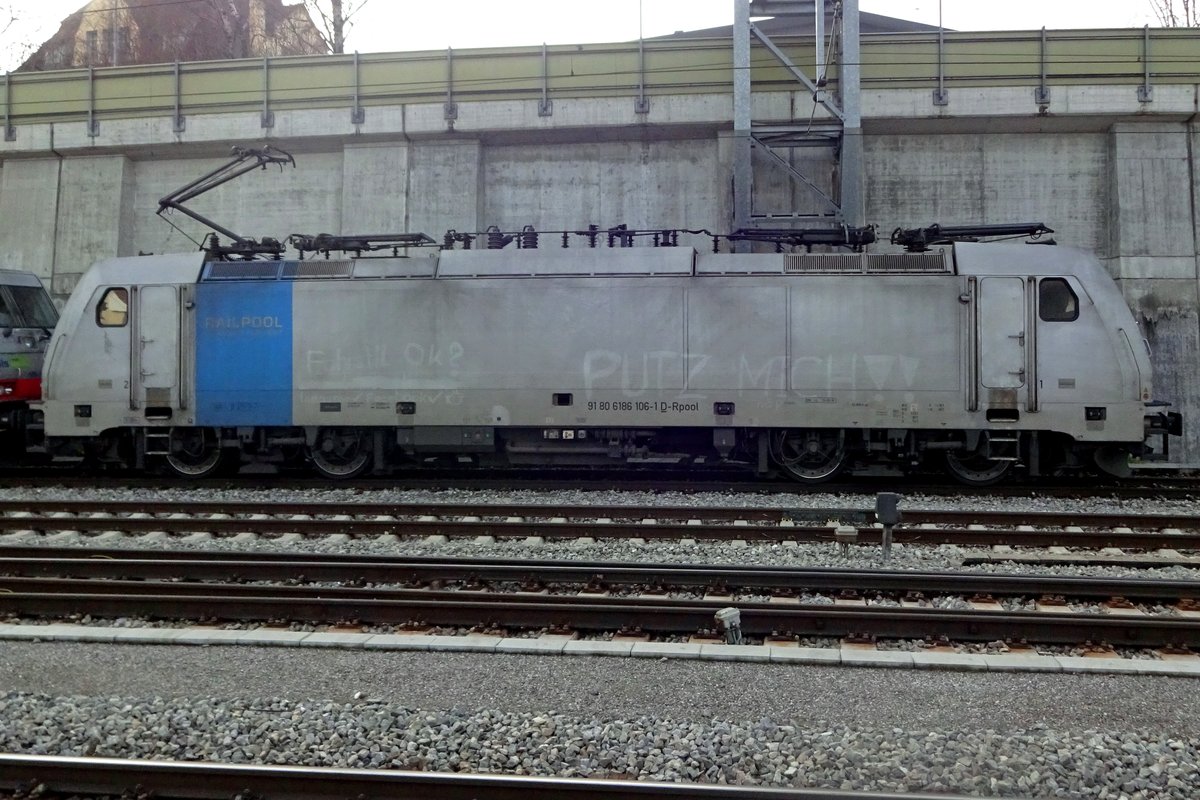 Profilblick auf RailPool 186 106 -der un ein Pfutzaktion petitioniert- in Spiez am 2 J�nner 2020.