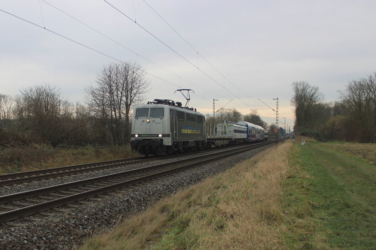 Rail Adventure 111 082 zieht ein �berbringung von zwei Reisewagen f�r Israel Railways bei Kaarst von Neuss nach Krefeld am 22 Januar 2025.