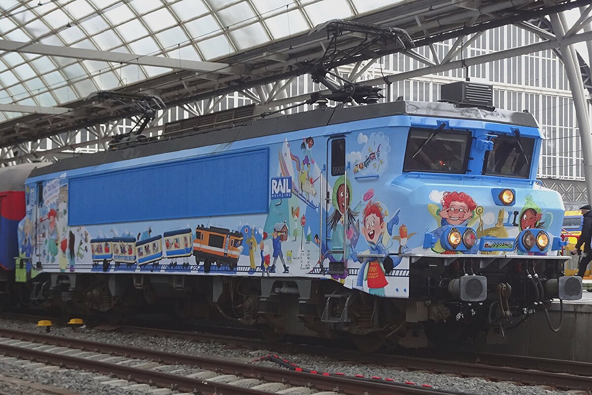 RailExperts RXP 9902 steht in neune Farben am 6.J�nner 2024 in Amsterdam Centraal.