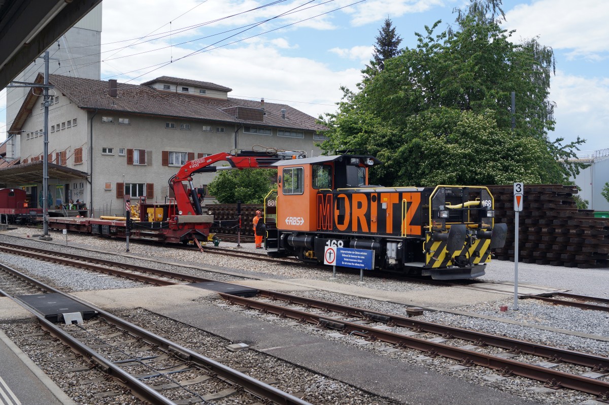 RBS: Die beiden Br�der MAX und MORITZ im Einsatz aufgenommen am selben Tag, dem 1. Juni 2015. Der Tmf 2/2 167 brachte einen 75 Jahre alten SAURER D 290 von Lohn L�terkofen nach B�ren zum Hof in die Abstellanlage. Der r�stige gut erhaltene Oldtimer wird noch immer f�r Kanalsp�hlungen eingesetzt. Tmf 2/2 168 konnte mit einem Bauzug in B�tterkinden im Bilde festgehalten werden.
Foto: Walter Ruetsch  