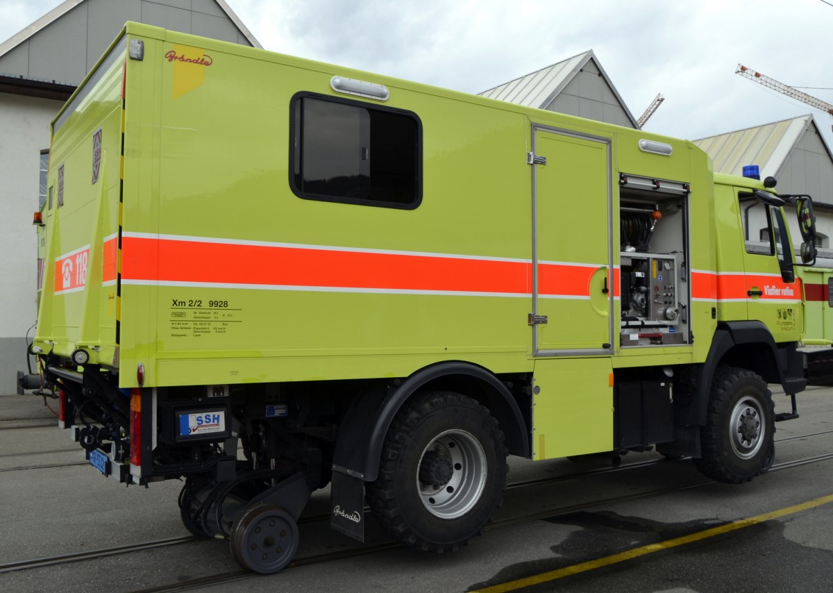 Rettungsfahrzeug Schiene/Strasse der Feuerwehr Lavin (RhB) Xm 2/2 9928, hier ausgestellt im Depotgel�nde Landquart zum Jubil�um 125 Jahre RhB am 10.05.2014. Chassis: MAN LE 10.220 4x4, Dienstgewicht: 9,0t, L�P: 7,56m, Vmax: 60km/h (Strasse) 35km/h (Schiene), Lieferfirma: Br�ndle Fahrzeugbau, Wil, Inbetriebsetzung: 2007.
Hier die rechte Seitenansicht. Sch�n zu erkennen ist das Zweiwegefahrwerk.