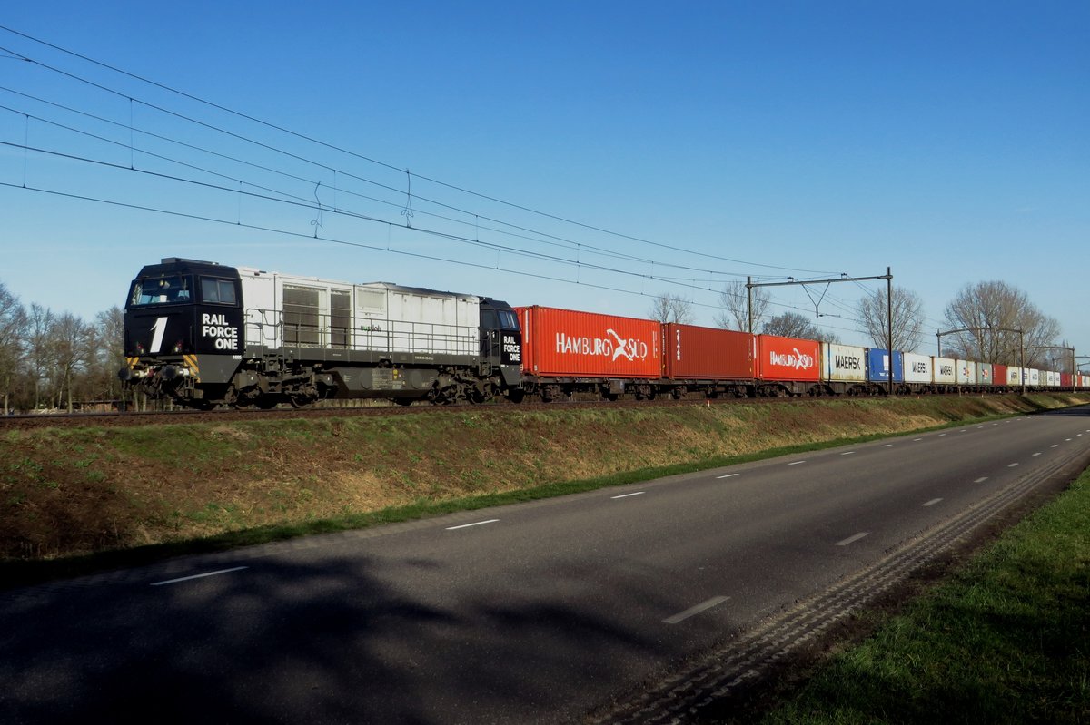 RFO 1605 zieht ein Containerzug durch Boxtel am 24 Februar 2021. Leider wird dieser Fotostelle in kurzer Zeit verschwinden wegen �berhohes Gitterwerk...