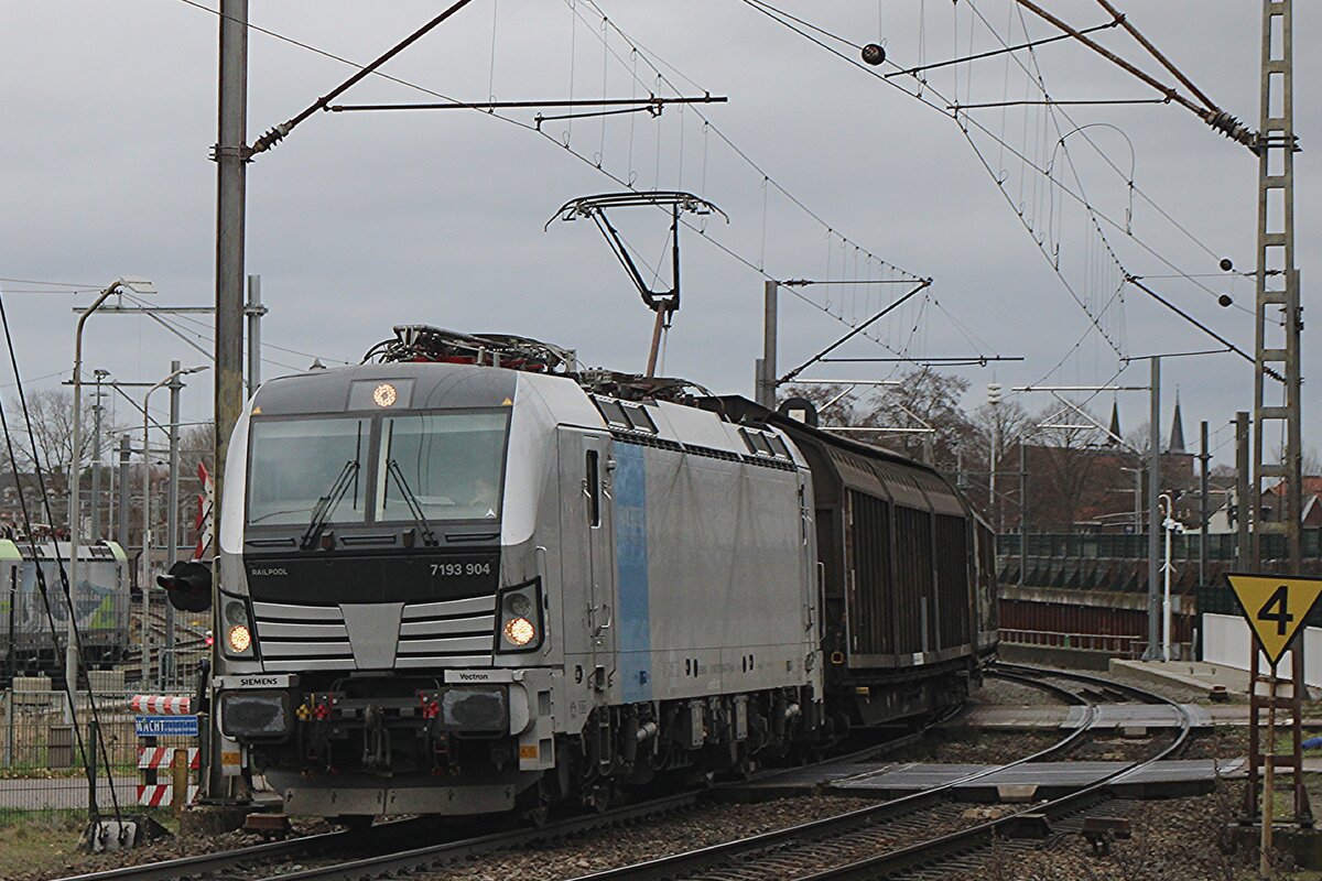 RFO 193 904 zieht ein Ganzzug mit Aluminium durch Venlo Vierpaardjes Deutschland entgegen am 6 Dezember 2025.
