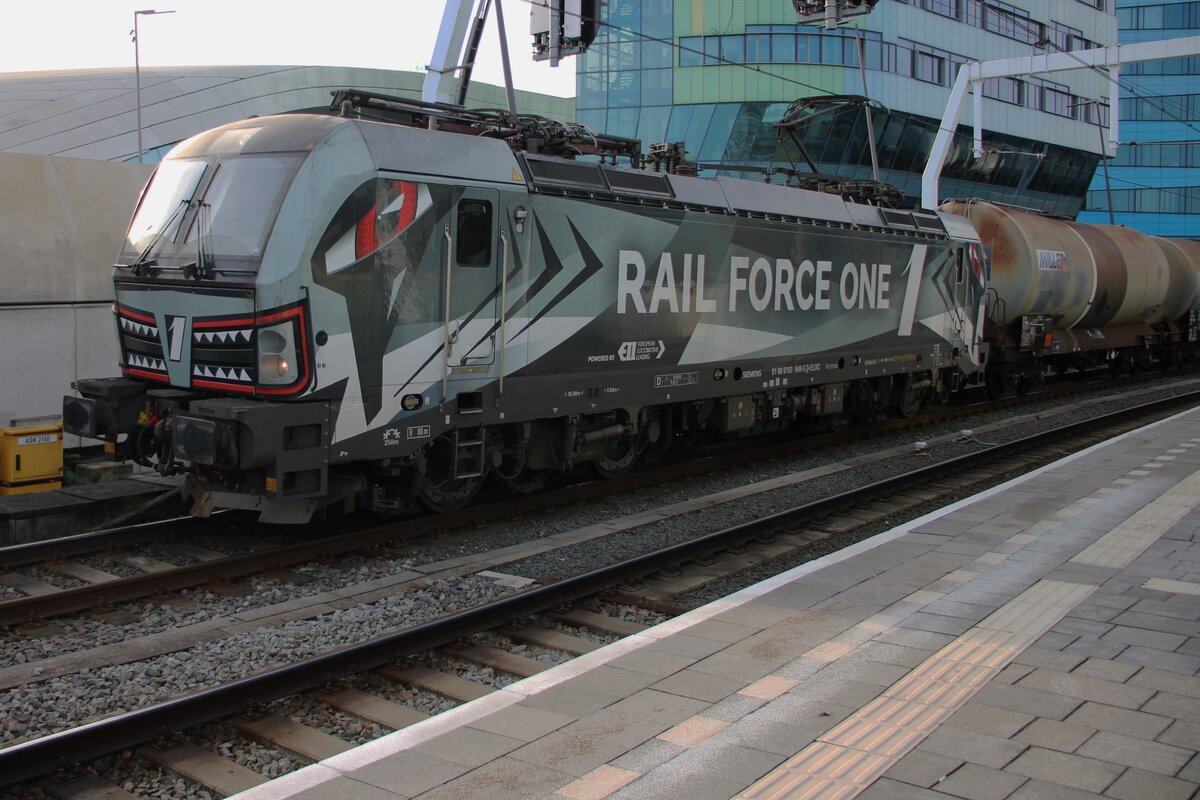 RFO 193 949 steht am 22 November 2025 in Arnhem Centraal mit ein Kesselwagenzug nach Bad Bentheim.