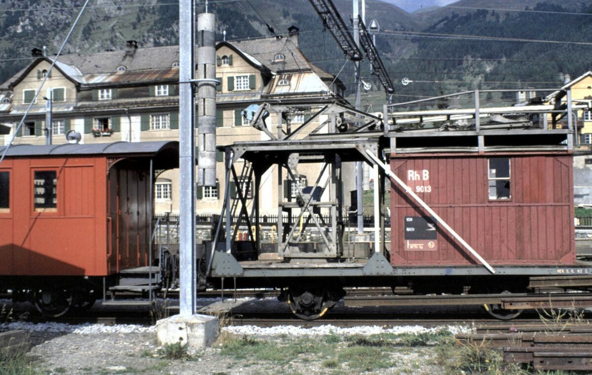 RhB Arbeitswagen f�r die Oberleitung Xk 9013 in Samedan im August 1990.
