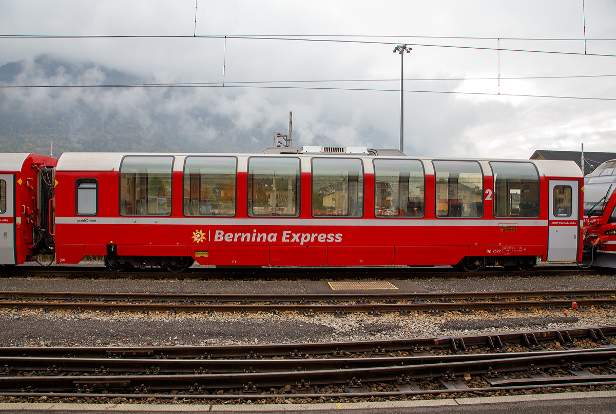 RhB Bp 2522 Bernina-Express BEX 2.Klasse Panoramawagen der 2. Serie (Nachbau-Serie) abgestellt am 02.11.2019 im Bahnhof Tirano. 

F�r den ber�hmten Bernina-Express lie� die Rh�tische Bahn RhB 26 Panorama-Wagen in zwei Serienbauen. Gegen�ber den zuvor f�r andere Strecken gebauten Wagen, weisen die Bernina-Wagen eine um 3,2 m geringere Gesamtl�nge auf. Es entstanden neun 1.Klasse-  und siebzehn 2.Klasse-Wagen, die sich gro�er Beliebtheit bei den Fahrg�sten erfreuen. 

Um den Bernina-Express einheitlich mit Panoramawagen ausr�sten zu k�nnen, wurden 2006–2007 die 2.Serie von 16 Wagen (Api 1301–1306, Bps 2512–2515, Bp 2521–2526) als Nachbauserie beschafft. Diese erhielten nun allerdings luftgefederte Stadler-Drehgestelle und eine (vakuumgesteuerte) Druckluftbremse. Die vakuumgesteuerte Druckluftbremse wurde auch bei den bestehenden Wagen nachger�stet. Zudem wurde im Erstklasswagen eine rollstuhlg�ngige Toilette eingebaut. Da inzwischen das Rauchen in Schweizer Z�gen generell verboten wurde, konnte auch auf eine Trennwand f�r ein Raucherabteil verzichtet werden, bei den bisherigen Wagen wurde diese entfernt.

TECHNISCHE DATEN Bp-Wagen:
Baujahr: 2006/2007 
Hersteller: Stadler
Spurweite: 1.000 mm
Anzahl der Achsen: 4
L�nge �ber Kupplung: 16.450mm
Breite: 2.650 mm
H�he: 3.540 mm
Fu�bodenh�he: 993 mm
Drehgestellart: luftgefederte Stadler-Drehgestelle
Achsabstand im Drehgestell: 1.800 mm
Laufraddurchmesser: 685 mm (neu)
Sitzpl�tze: 51
Stehpl�tze: 46
Eigengewicht: 18,2 t
Nutzlast: 6,2 t
zul�ssige Geschwindigkeit: 100 km/h
Lauff�hig: StN (Stammnetz) / BB (Berniabahn) / MGB (Matterhorn Gotthard Bahn)