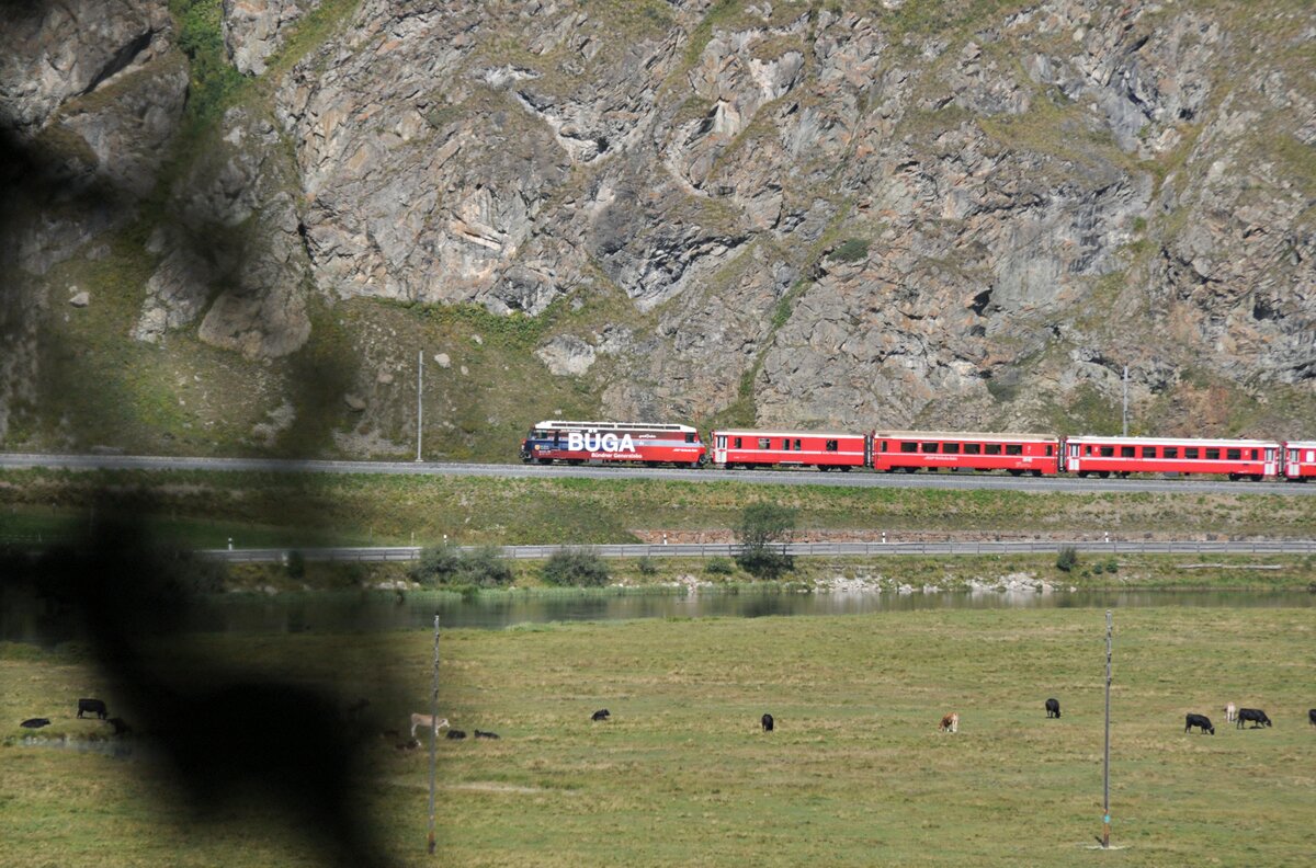 RhB Ge 4/4 III mit Werbung BÜGA Bündener Generalabo von der Kirche in Celerina aus gesehen am 17.08.2009.