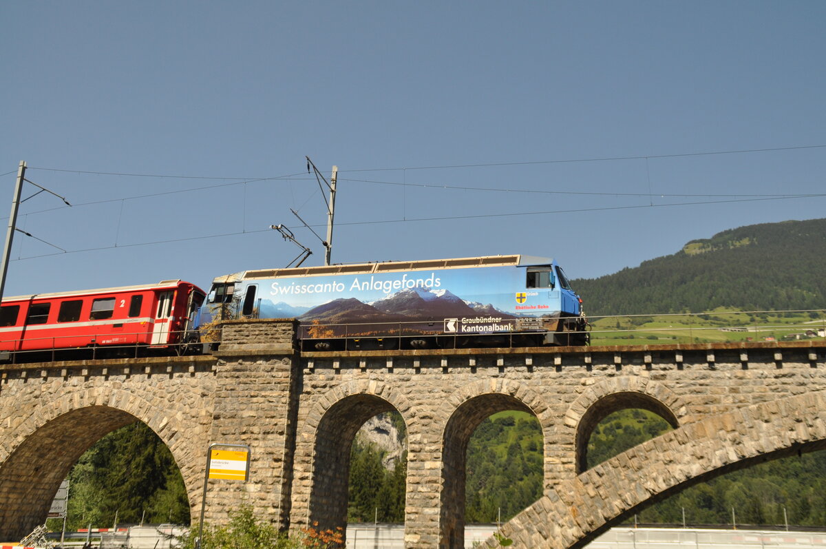 RhB Ge 4/4 III Nr.647 mit Werbung  Graubündener Kantonalbank  auf der Solisbrücke am 15.08.2009.