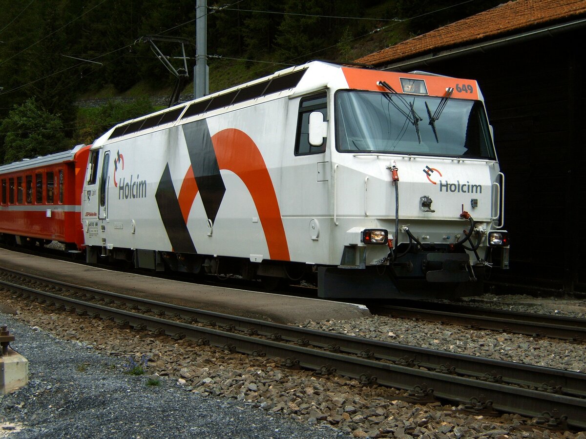 RhB Ge 4/4 III Nr.649 mit Werbung Holcim in Bergün am 28.08.2005.