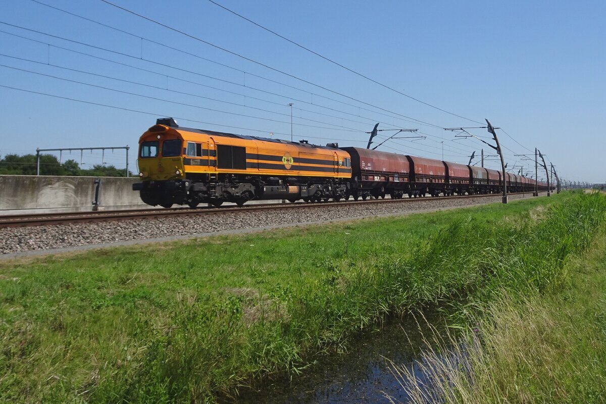 RRF 653-01 zieht ein aus Rumänische Kohlewagen bestehender Ganzzug durch valburg am 7 Juli 2023.