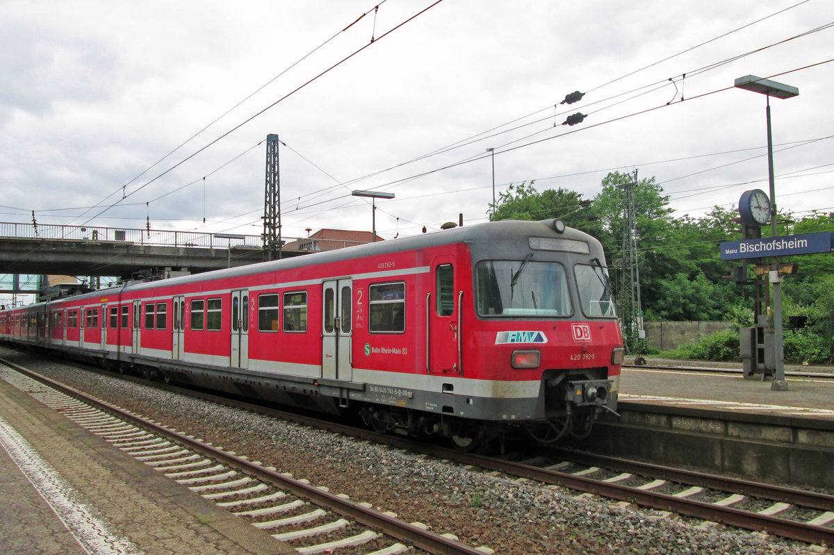 S-Bahn mit 420 782 h�lt am 30 Mai 2014 in Mainz Bischofsheim. 