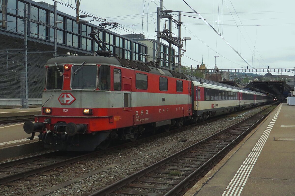SBB 11109 zieht der EC nach Singen und Stuttgart aus Z�rich HB am 19 Mai 2023..
