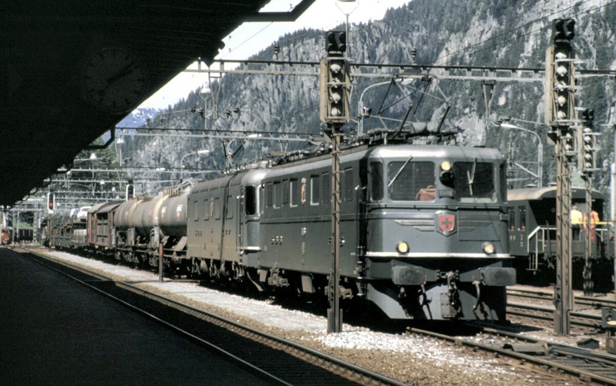 SBB Ae 6/6 Nr. 11 416 und Re 6/6 in G�schenen am 14.06.1980.