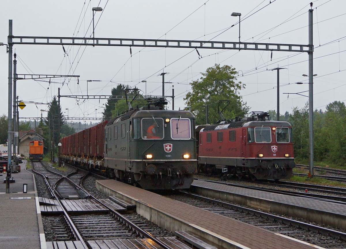 SBB: Am 11. August 2014 kam es am frühen Morgen bei sehr schlechter Witterung auf dem Bahnhof Gerlafingen zu einer sehr seltenen Begegnung zwischen der Re 4/4 ll 11309, eine der letzten mit grünem Anstrich, und der Re 4/4 ll 11175 mit rotem Anstrich.
Foto: Walter Ruetsch