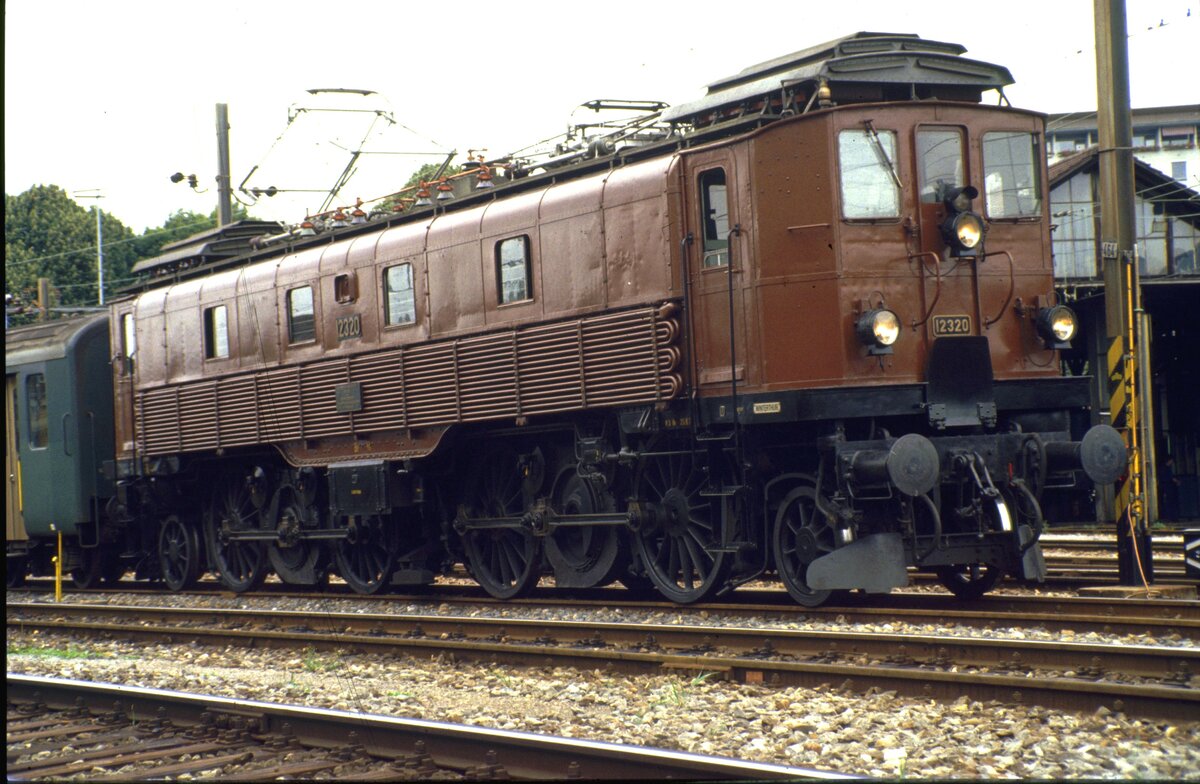 SBB Be 4/6 Nr.12 320 vor einem Hochzeitszug in Wnterthur am 16.08.1980.