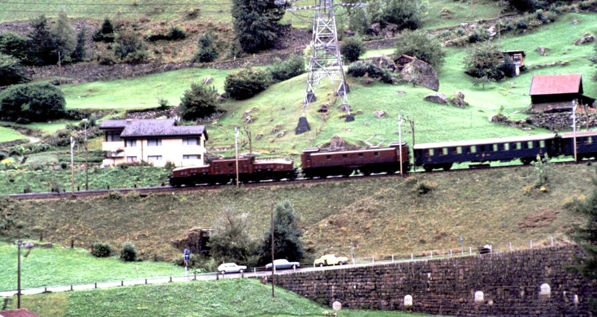 SBB Ce 6/8 II Nr.14 253 und Be 4/6 Nr.12 320 mit Sonderzug zu 100 Jahre Gotthard-Bahn gegenüber Wassen am 22.09.1981.