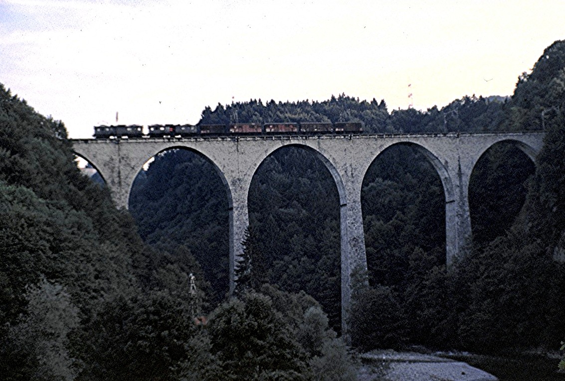 SBB De 4/4 2x mit G�terzug, Inbetriebsetzung 1928; L�p 15,20 m; 59 t; 1100 PS; Vmax 85 km/h; auf der Sitterbr�cke am 23.08.1979.