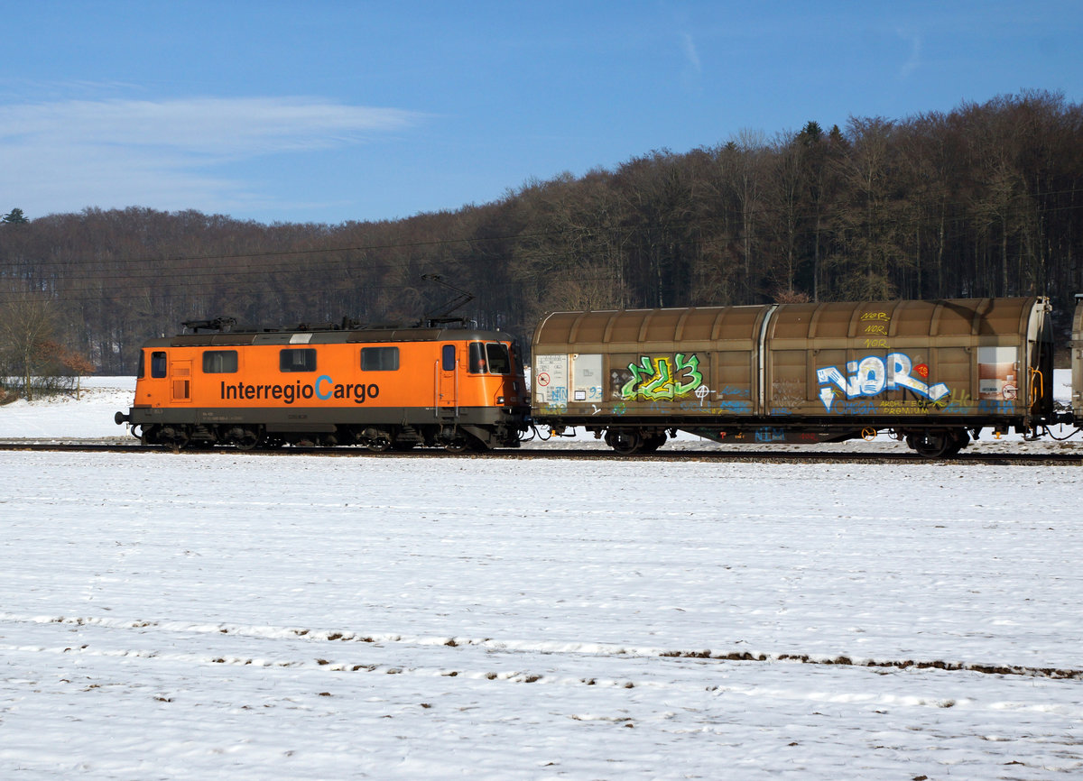 SBB: Die Re 420 320-4 auf der Fahrt in Richtung Herzogenbuchsee am 28. Januar 2017. Mit diesem besonderen Anstrich existiert bei den SBB nur eine Re 4/4 II. 
Foto: Walter Ruetsch
