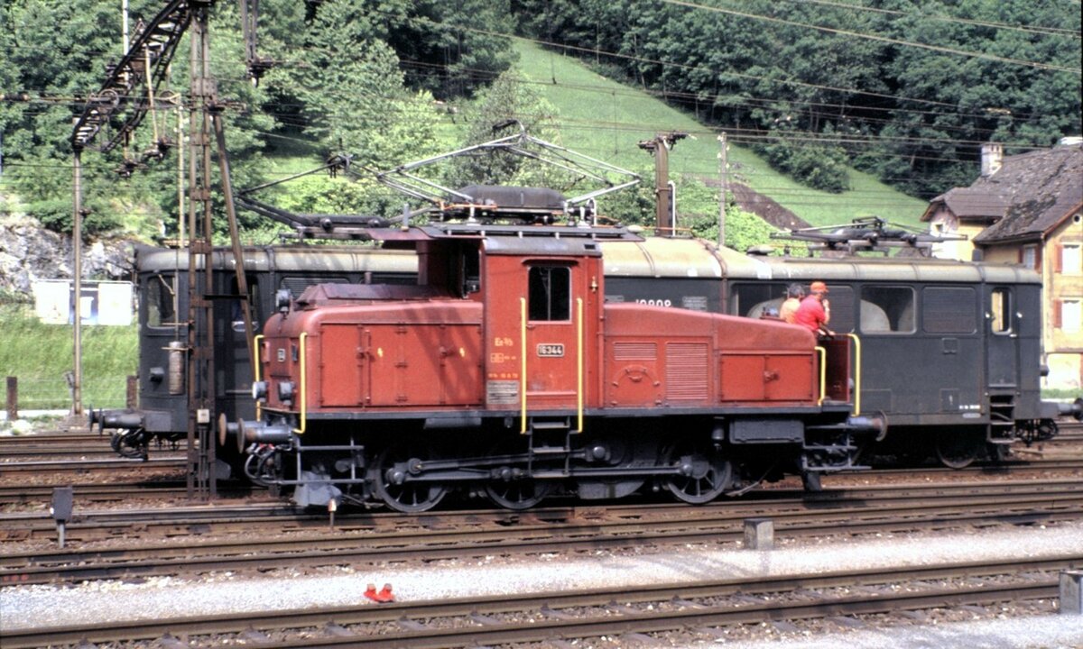 SBB Ee 3/3 Nr.16 344 und dahinter Ae 4/6 Nr. 10 808 in Erstfeld am 16.06.1980.