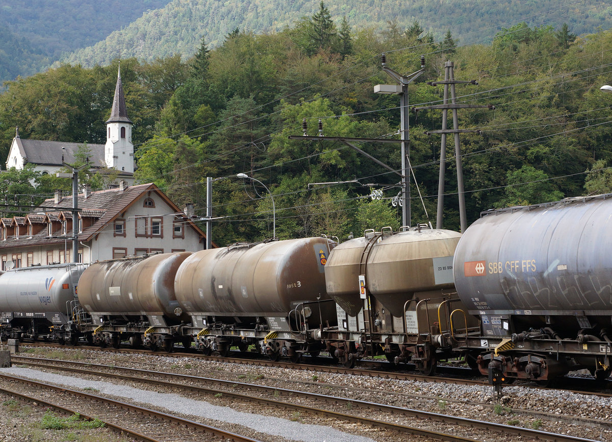 SBB: Einer der sehr selten gewordenen zweiachsigen G�terwagen  Mohrenk�pfe  in Reuchenette-P�ry am 22. September 2016.
Foto: Walter Ruetsch