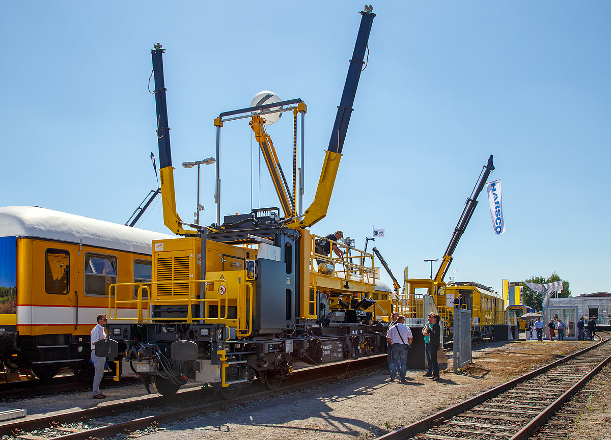 SBB Erhaltungsfahrzeug (EHFZ) für den Gotthard-Basistunnel (GBT), hier der HARSCO Modultragwagen Xas 99 85 93 83 234-3 CH-SBBI der SBB Infrastruktur, präsentiert  der iaf 2017 Internationale Ausstellung Fahrwegtechnik in Münster (01.06.2017). Der Basiswagen wurde von der Ferriere Cattaneo SA (Schweiz) 2015 gebaut.

Auf dem Wagen befinden sich eine Palfinger Teleskoparbeitsbühne, zwei Palfinger Fahrdraht- und Tragseilpositionierer, eine Ladefläche und ein Rangierführerstand.

TECHNISCHE DATEN:
Spurweite: 1.435 mm 
Achsanzahl: 4
Länger über Puffer: 21.240mm
Drehzapfenabstand: 16.200 mm
Achsabstand im Drehgestell: 1.800 mm
Laufraddurchmesser: 920 mm (neu)
Ladelänge: 18.400 mm
Ladefläche: 46 m²
Höhe der Ladeplattform: 1.160 mm
Gewicht: 44.500 kg
Höchstgeschwindigkeit (geschleppt): 100 km/h
kleinster befahrbarer Radius: 90m
Bremse: DK-GP-A

