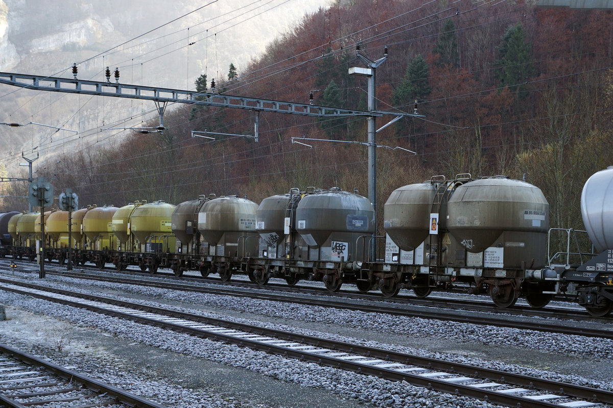 SBB G�terwagen:
Immer wieder sind die zweiachsigen Mohrenkopf Zementwagen in den Farben grau und gelb f�r mich ein erfreulicher Hingucker. W�hrend sie bei der RhB l�ngst verschrottet worden sind, sieht man sie noch ab und zu bei den SBB im Einsatz. In einen Zementzug der Ciments Vigier SA eingereihte  Mohrenk�pfe  in Reuchenette-P�ry verewigt am 22. November 2017. Zu dieser Jahreszeit liegt dieser Bahnhof den ganzen Tag im Schatten.
Foto: Walter Ruetsch 
