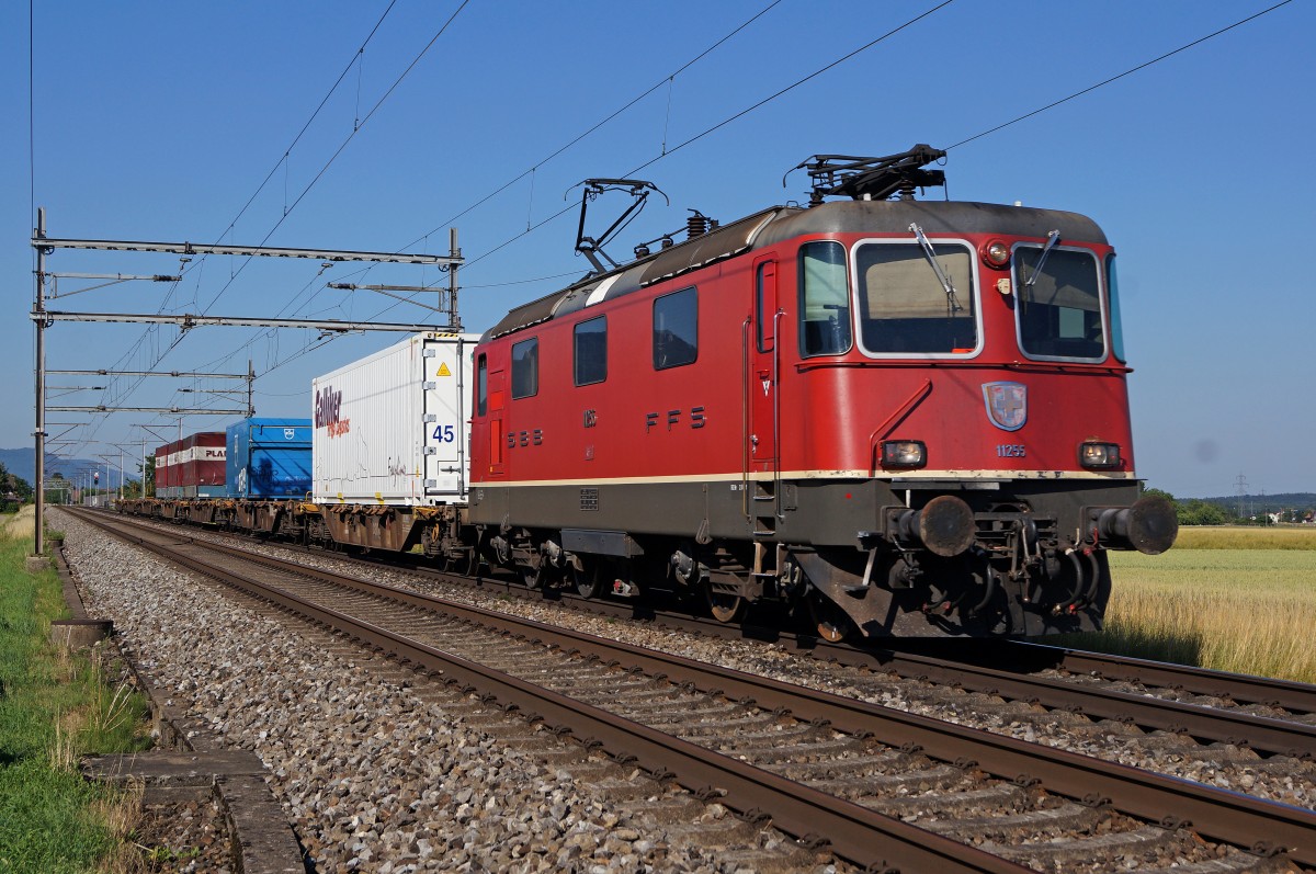 SBB: Güterzug mit der Re 4/4 II 11255 bei Niederbipp unterwegs am 1. Juli 2015. 
Foto: Walter Ruetsch
