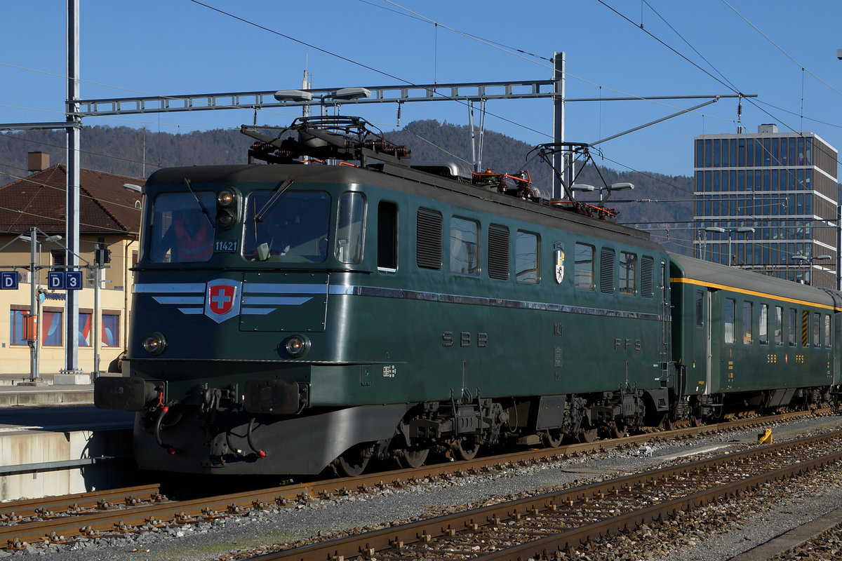 SBB HISTORIC: Die grüne Ae 6/6 11421  Graubünden  in Delémont am 10. Dezember 2016 anlässlich einer Samichlausfahrt.
Foto: Walter Ruetsch