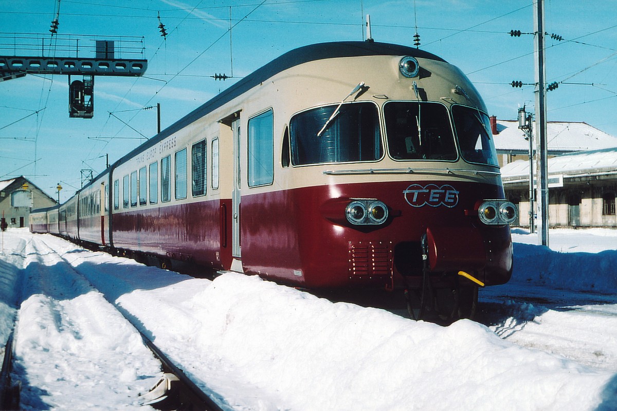 SBB-HISTORIC: Im Zusammenhang mit einer Gedenkfeier zur Bourbaki Armee fuhr der RAe 1053 mit geladenen Gästen durch den Neuenburger Jura nach Pontarlier, wo dieser besondere Anlass stattfand. Diese Aufnahme ist im Dezember 1994 vor dem Bahnhof Pontarlier entstanden.
Foto: Walter Ruetsch 