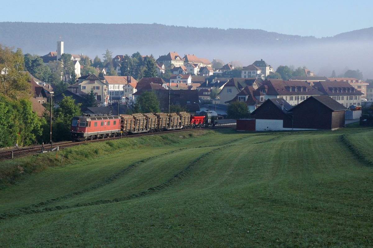 SBB: Nur bei Bedarf verkehrender Güterzug mit der Re 6/6 11623  Rupperswil  bei Tavannes im Berner Jura am Morgen des 29. September 2016.
Foto: Walter Ruetsch