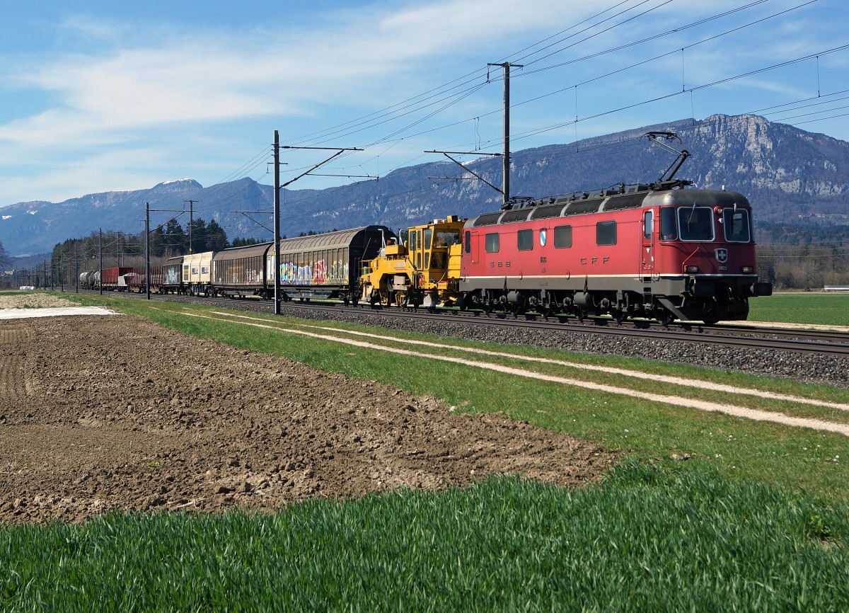 SBB: Re 6/6 11623  RUPPERSWIL   mit gemischter Güterlast am Haken bei Deitingen am 7. April 2015.
Foto: Walter Ruetsch 