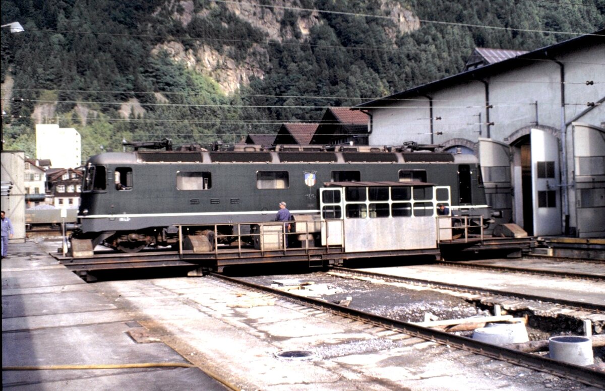 SBB Re 6/6 Nr.11 618 auf der Schiebebühne in Erstfeld am 11.09.1980, bei einer Führung, bei der die Ee 3/4 zum Fotographieren aus dem Schuppen geholt wurde. Vorn rechts ist die Baustelle an der Kanalisation erkennbar.