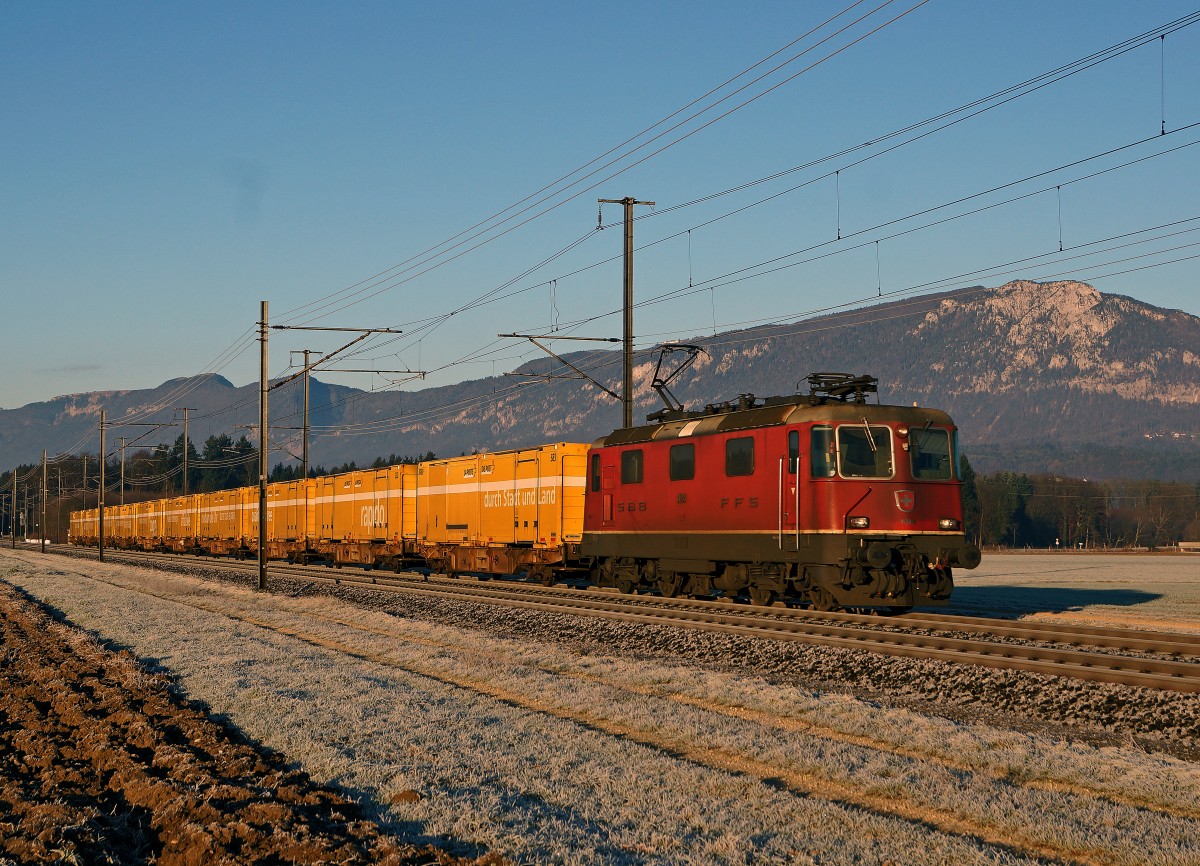SBB: Weihnachtspost aus der Westschweiz unterwegs zun Postverteilzentrum H�rkingen. Die Aufnahme des Postzuges mit der Re 4/4 || ist am 23. Dezember 2014 bei Deitingen entstanden.
Foto: Walter Ruetsch