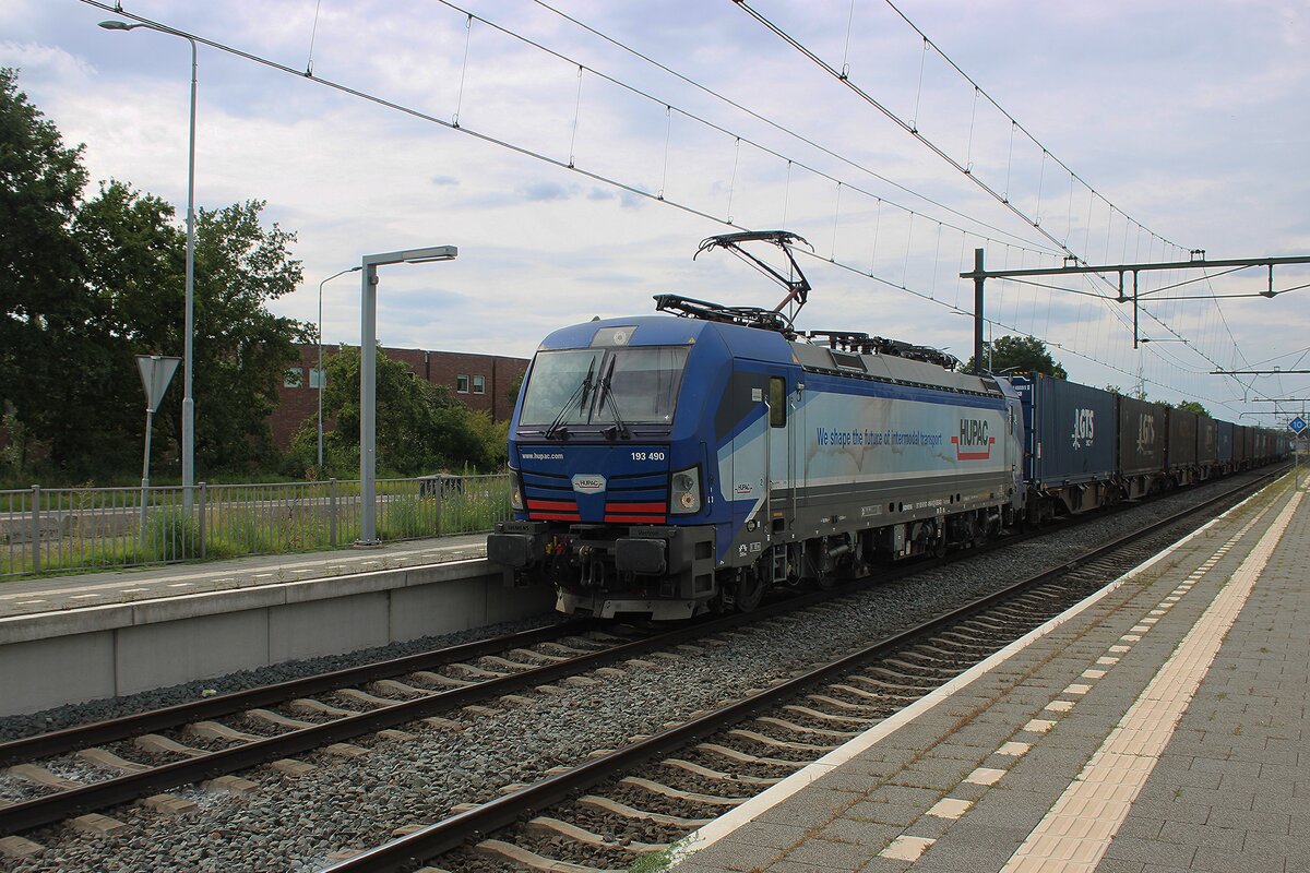 SBBCI/HUPAC 193 490 zieht der GTS Contaionerzug nach NOvara durch Blerick am 7 Augustus 2025.