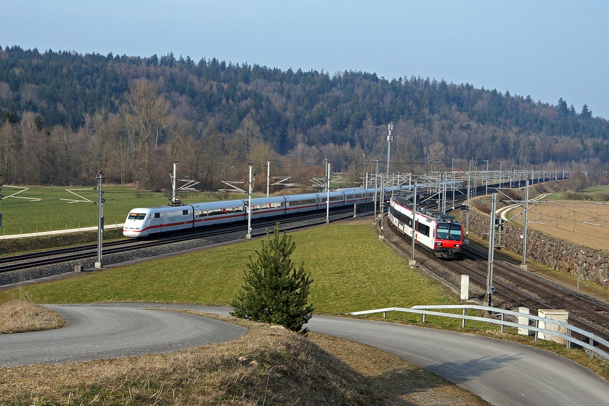 SBB/DB in der Schweiz: Die SBB Neubaustrecke  BAHN 2000  Mattstetten-Rothrist und die alte Stammstrecke Bern-Zollikofen-Burgdorf-Aarburg-Oftrigen-Olten treffen bei Roggwil aufeinander und verlaufen einige wenige Kilometer parallel. Am 18. März 2015 kam es zu einer zufälligen Begegnung zwischen einer Doppeltraktion RBDe 560 Kolibri/Domino als S 23 und einem in Richtung Bern brausenden ICE 2 (BR 402).
Foto: Walter Ruetsch