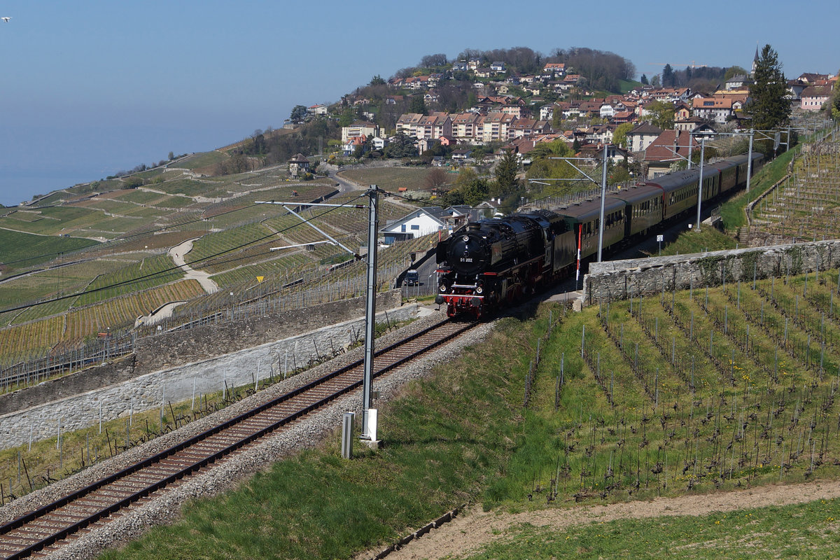 SBB/Verein Pacific: Im Lavaux, der schönsten Gegend der Schweiz wo gute Weine gedeihen lebt unser lieber Freund und langjährige Bahnfotograf Stefan Wohlfahrt.
Tagesfahrt mit Dampf Rhonetal.
Dampfsonderzug Lyss-Brig mit der 01 202 des Vereins Pacific auf der spektakulären Steilrampenfahrt von Puidoux-Chexbres durch die Weinberge des Lauvaux nach Vevey am 8. April 2017.
Mit dieser Aufnahme wünsche ich allen Fotografen von hellertal.startbilder.de frohe Ostern.
Foto: Walter Ruetsch