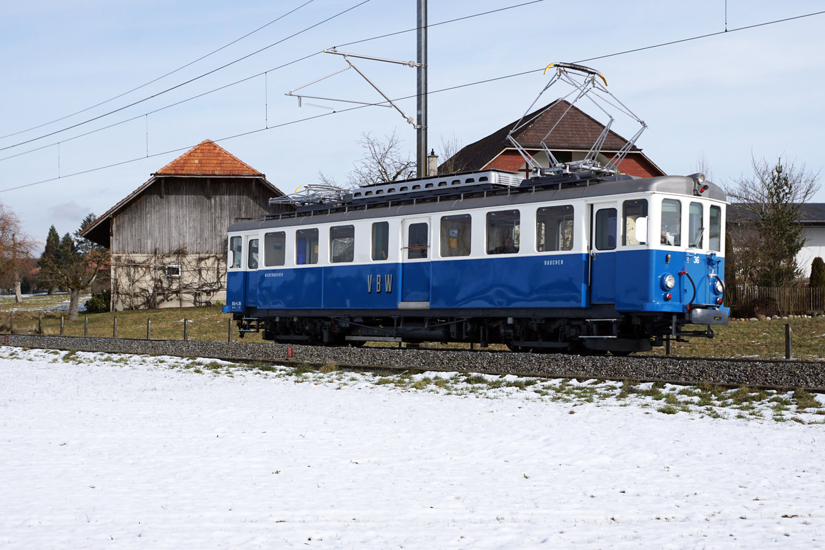 S'BLAUE BÄHNLI
Vom Regionalverkehr Bern Solothurn RBS
Impressionen der Sonderfahrt vom 8. Februar 2019.
Wie in alten Zeiten beim Passieren von alten Bauernhöfen bei Grafenried.
Foto: Walter Ruetsch