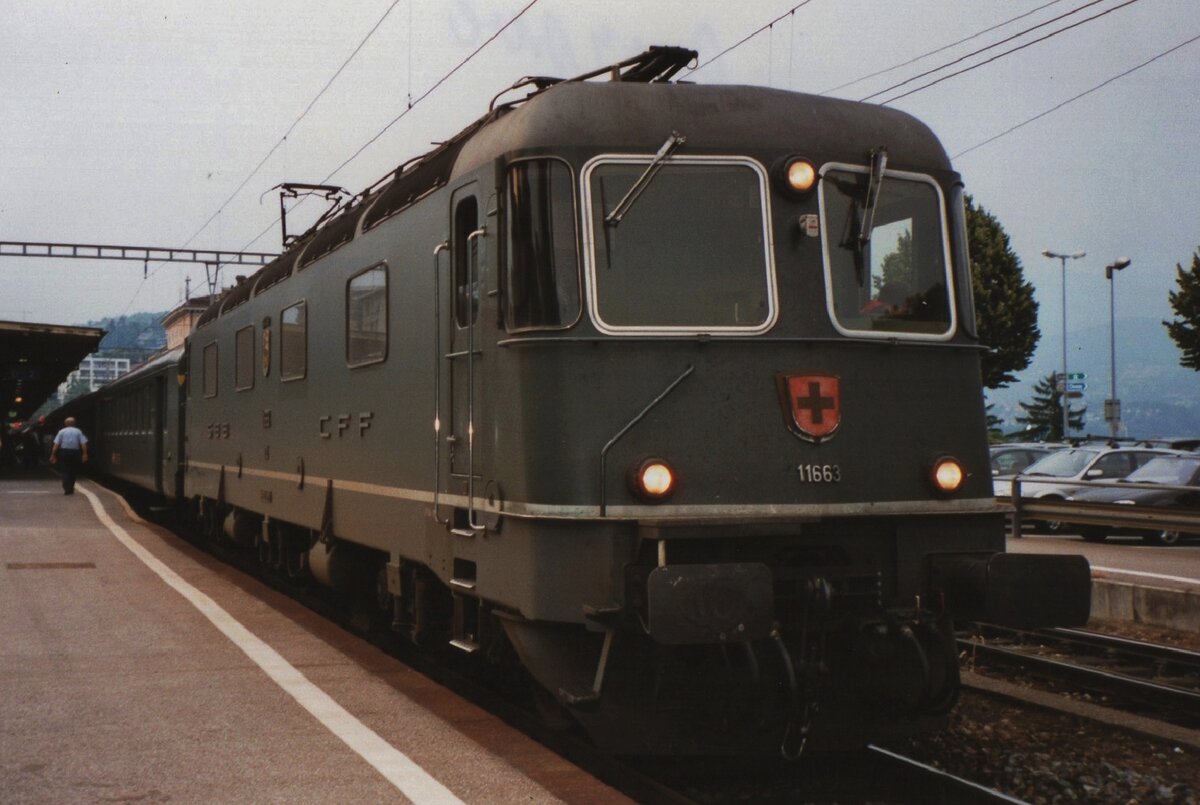 Scanbild von SBB 11663 (noch mit runde Scheinwerfer) mit RE in Lugano am 25 Juli 2000.